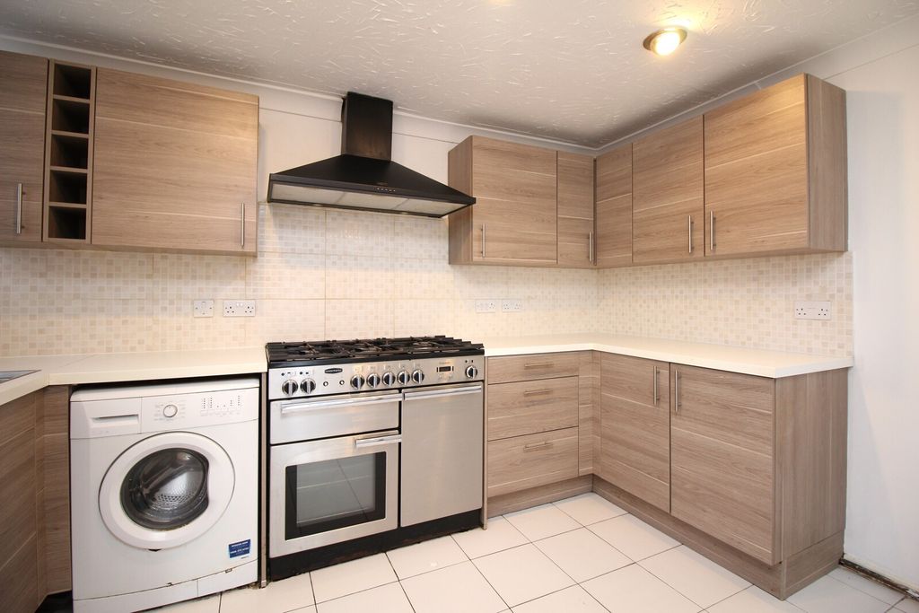 Property photo 3 of 11 Kitchen