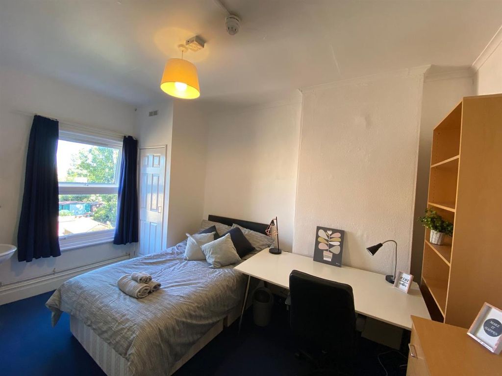 Property photo 1 of 11 Room 6