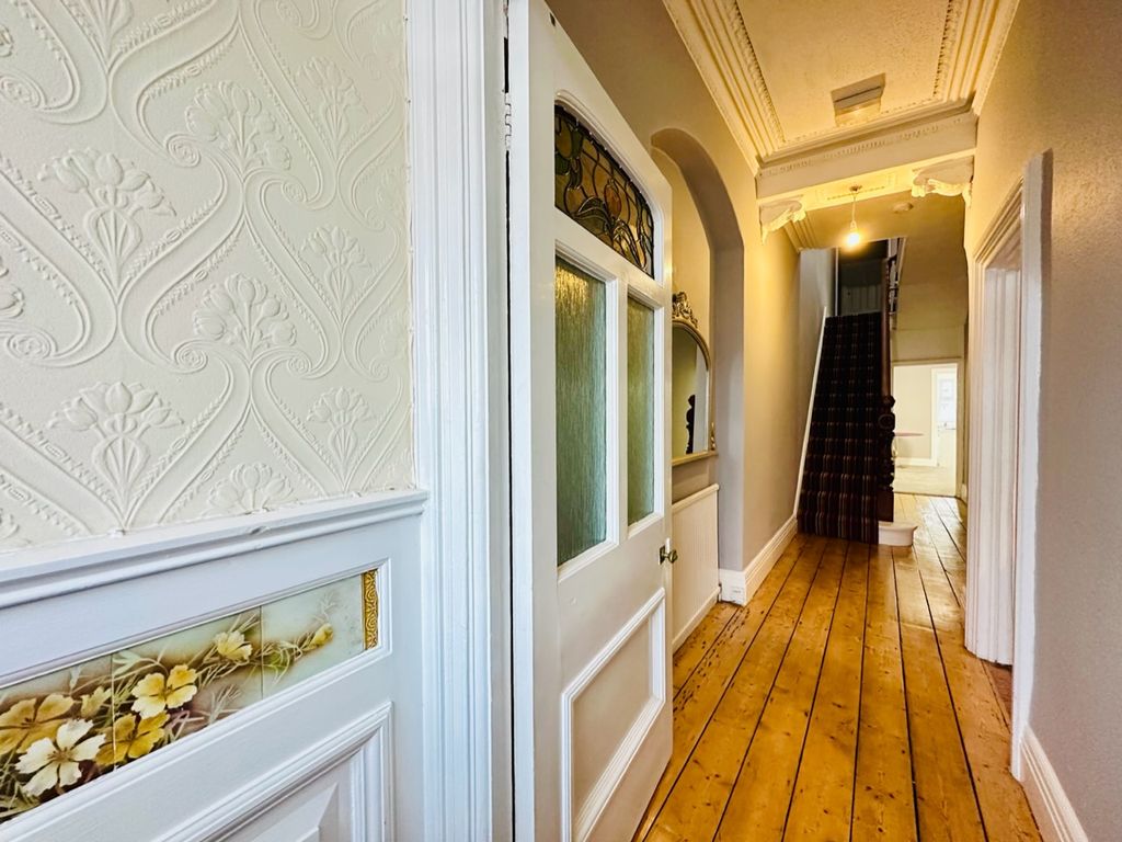 Property photo 2 of 19 Entrance Hall