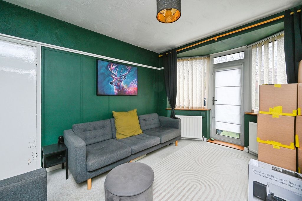 Property photo 2 of 16 Lounge