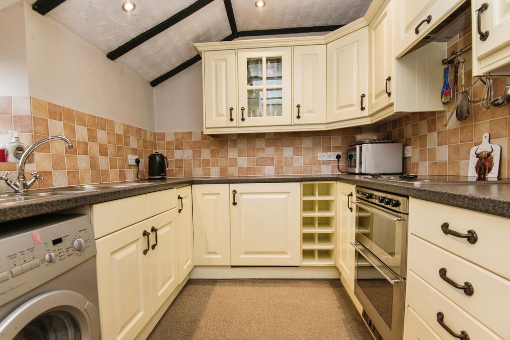 Property photo 3 of 19 Kitchen