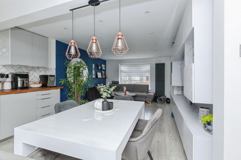 Property photo 2 of 28