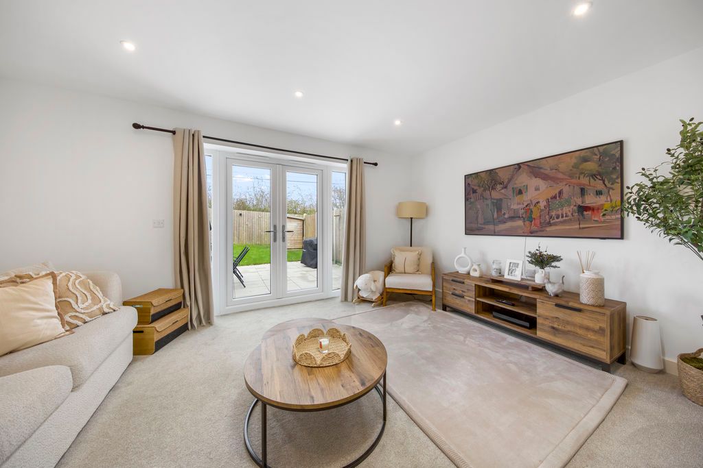 Property photo 2 of 27 Living-Room