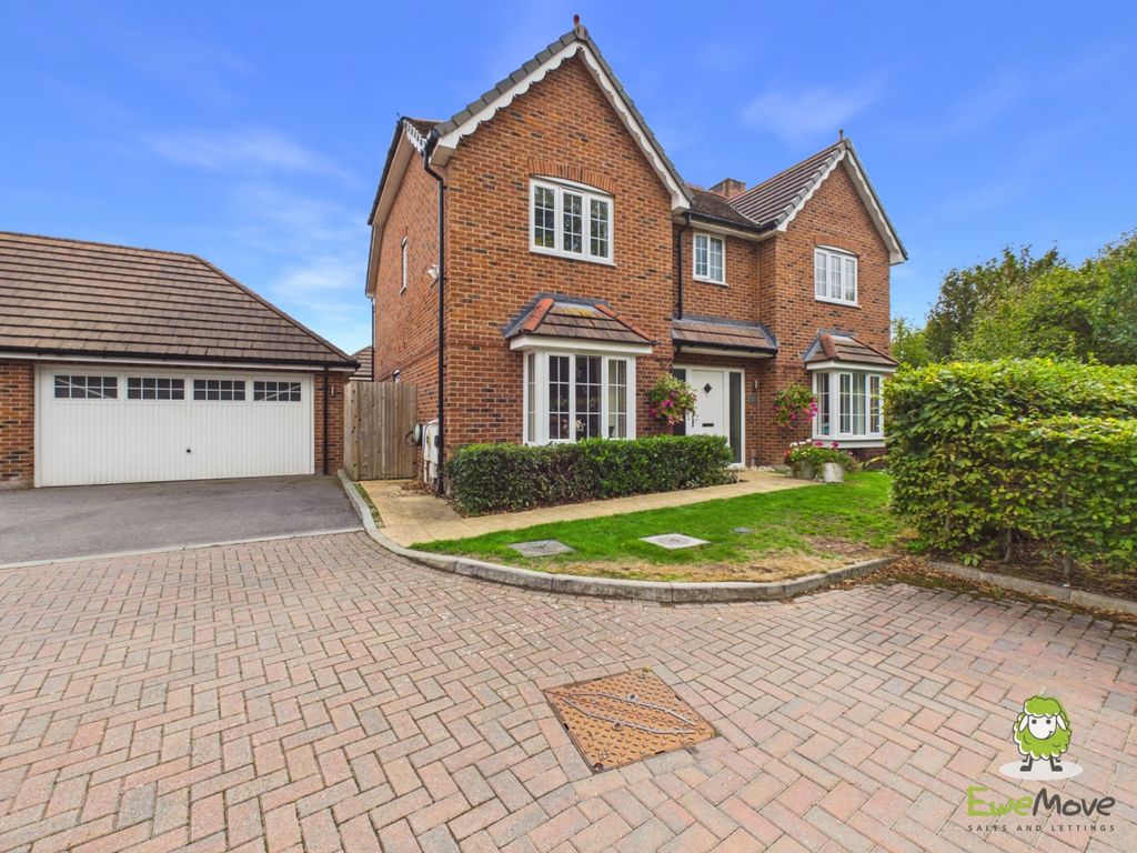 Property photo 1 of 30 Ewemove Estate Agents Basingstoke - Cortland Drive