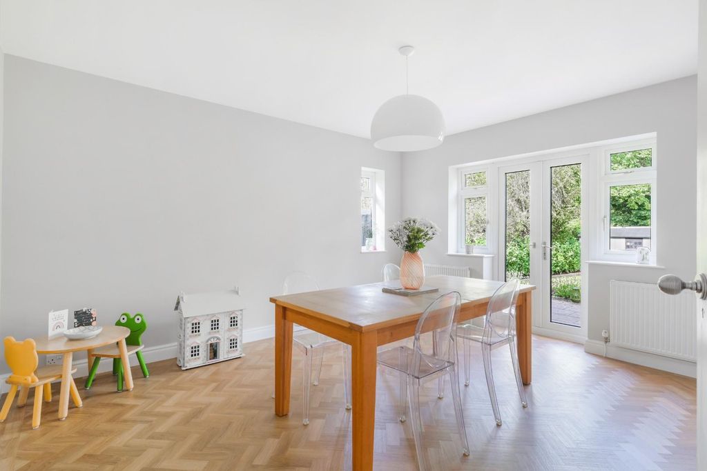 Property photo 3 of 22 Chantry Hurst