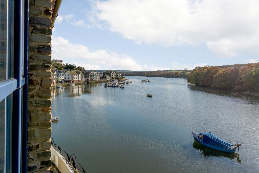 Property photo 2 of 17 Views