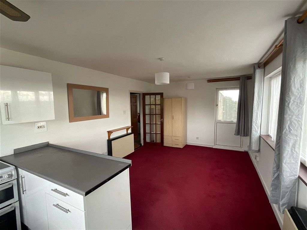 Property photo 1 of 7 Kitchen/Lounge