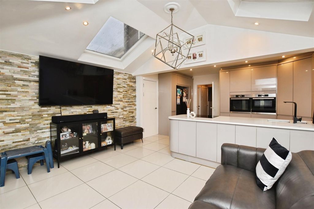 Property photo 2 of 26 F4F55Eac-Kit 20To 20Living.Jpg