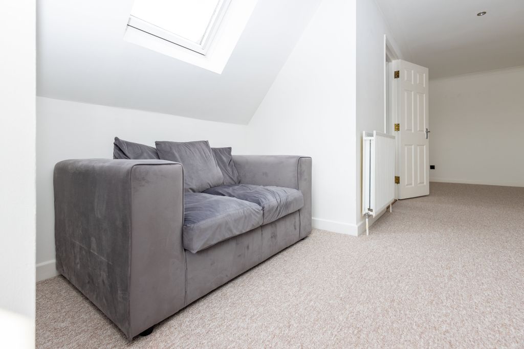 Property photo 3 of 18 Lounge Alcove