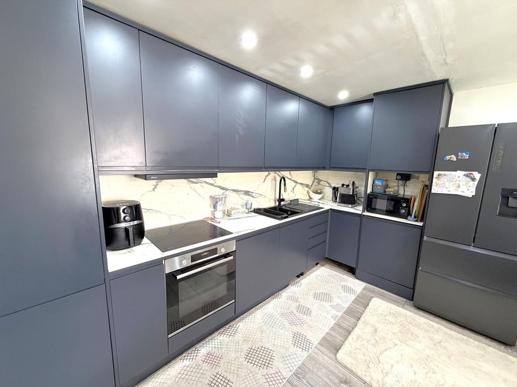 Additional image 5 of 2 bed flat for saleLandseer Court, Corby NN18