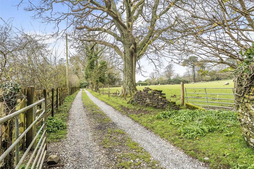 Property photo 2 of 19 Parkside Approach.Jpg