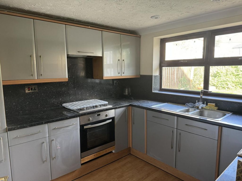 Property photo 2 of 10 Kitchen