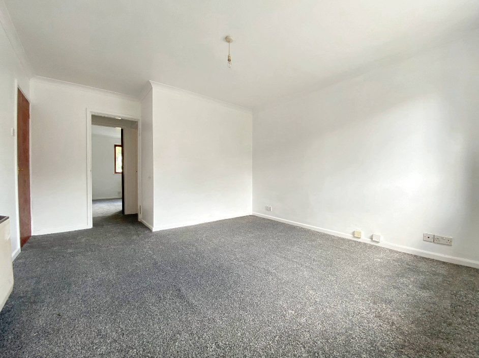 Property photo 3 of 8 Lounge