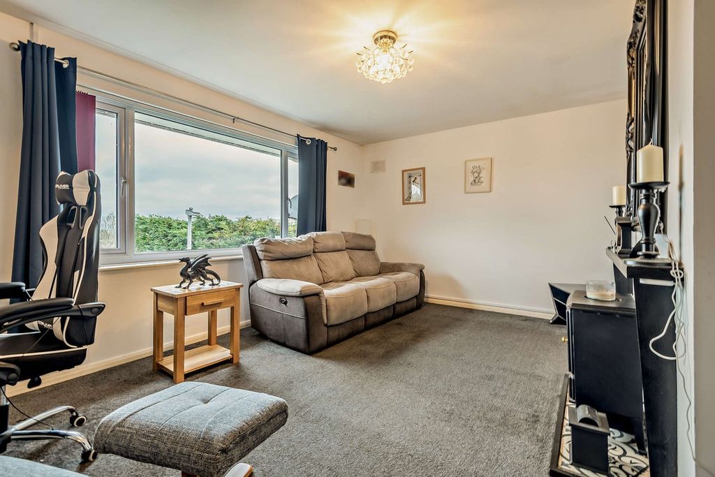 Property photo 2 of 25