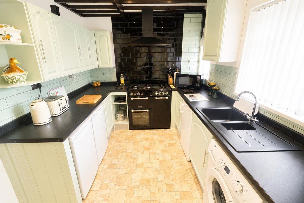 Property photo 3 of 10 Kitchen/Dining Room
