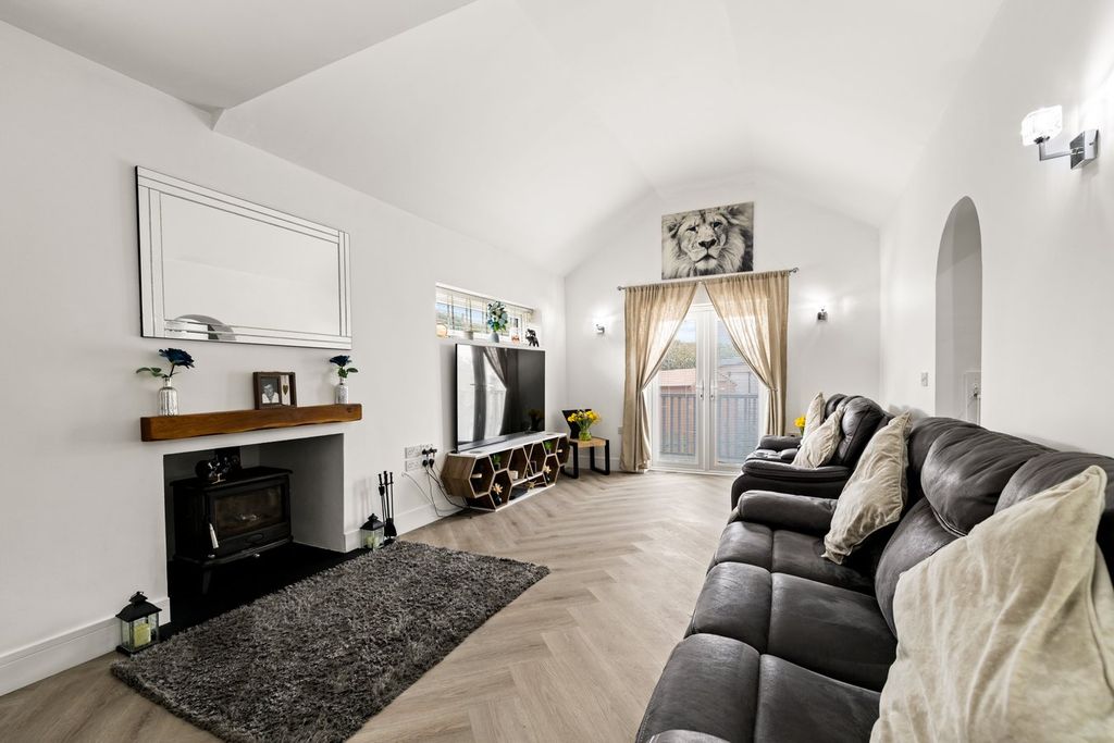 Property photo 2 of 28