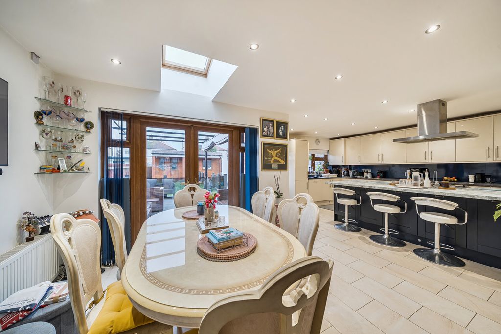 Property photo 3 of 27 1395941-21-695Fb5...