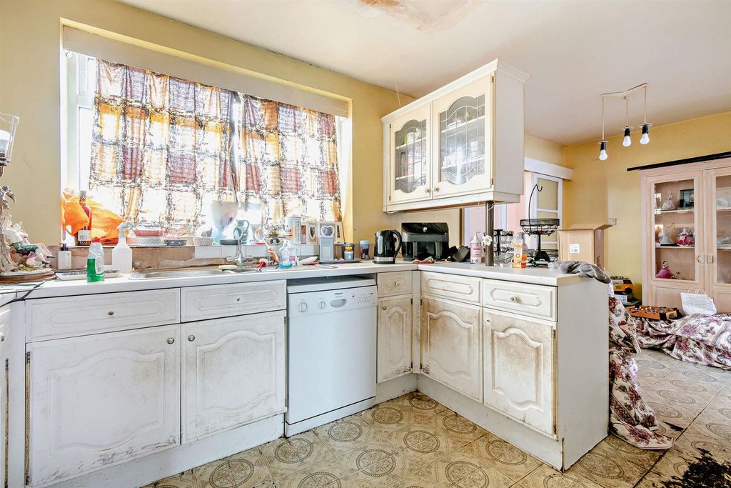 Property photo 3 of 3 8657670-Interior02-800.Jpg