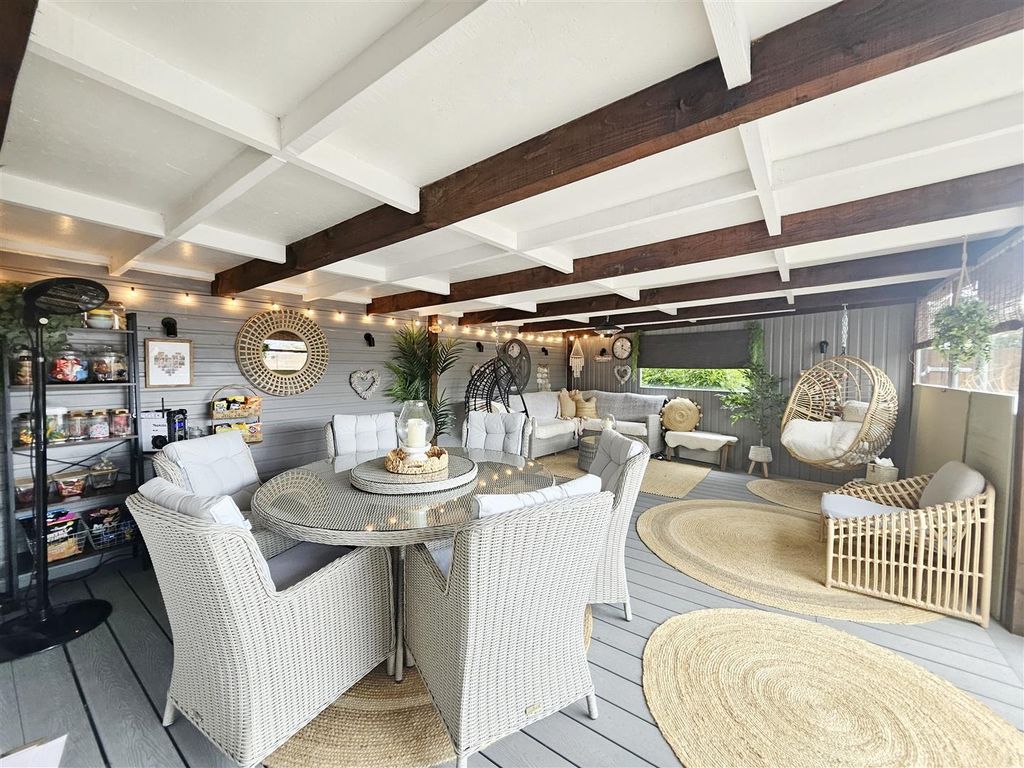 Property photo 2 of 40 Garden Room/Bar