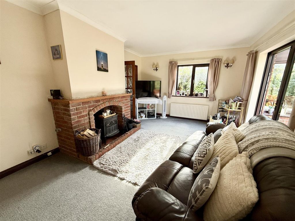 Property photo 2 of 15 Lounge