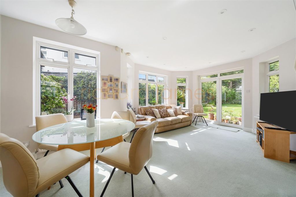 Property photo 2 of 18 2 Oakleigh Gardens Ha8 8Ea-20.Jpg