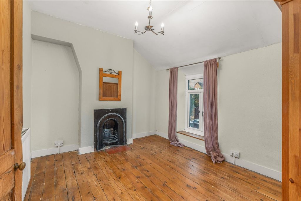 Property photo 3 of 12 21 Round Close Road, Adderbury-21.Jpg