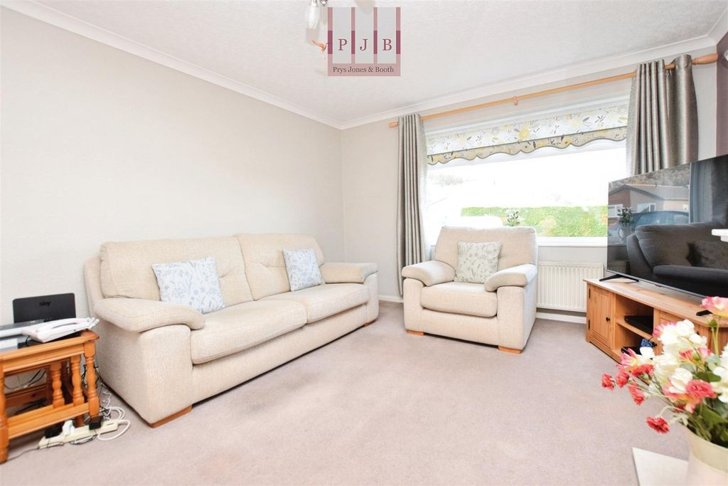 Property photo 3 of 16 Lounge V2.Jpg