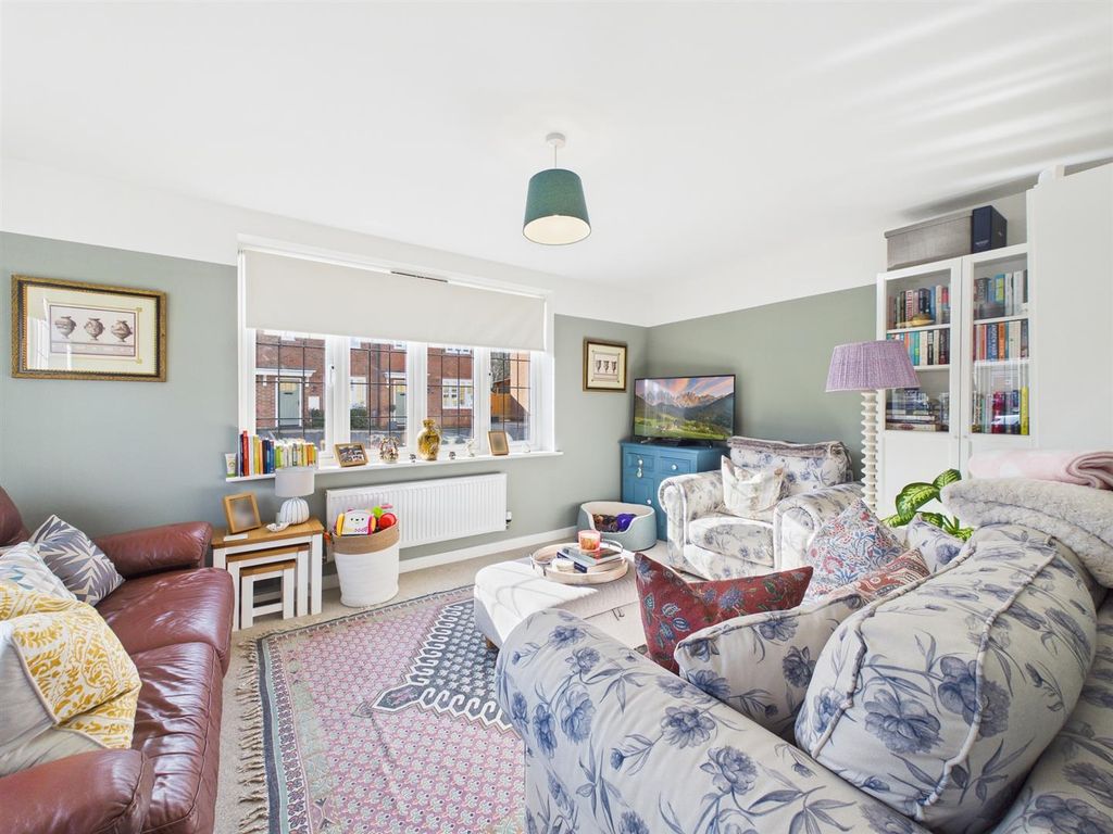 Property photo 3 of 16 Lounge