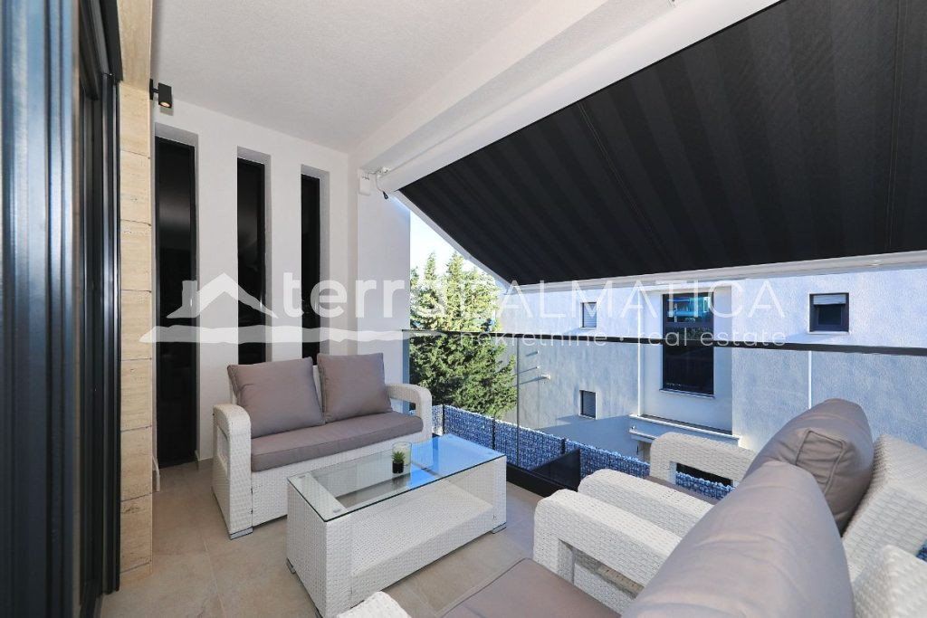 Property photo 2 of 37