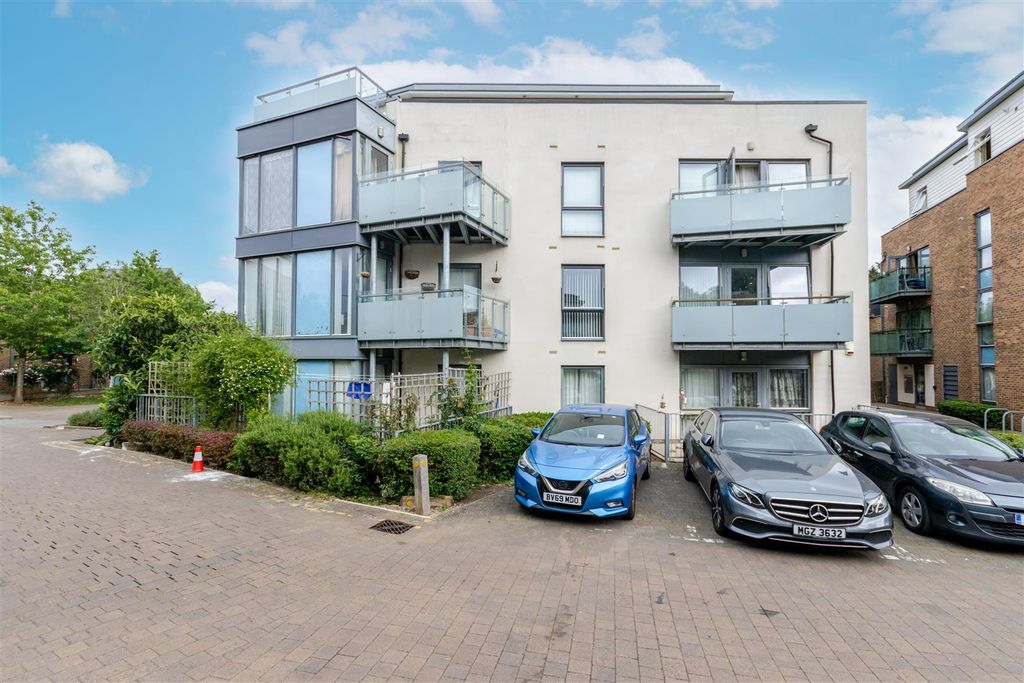 Property photo 1 of 22 Caulfield Gardens