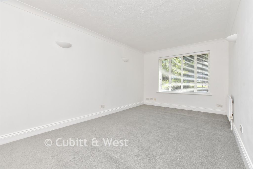 Property photo 1 of 11 Lounge