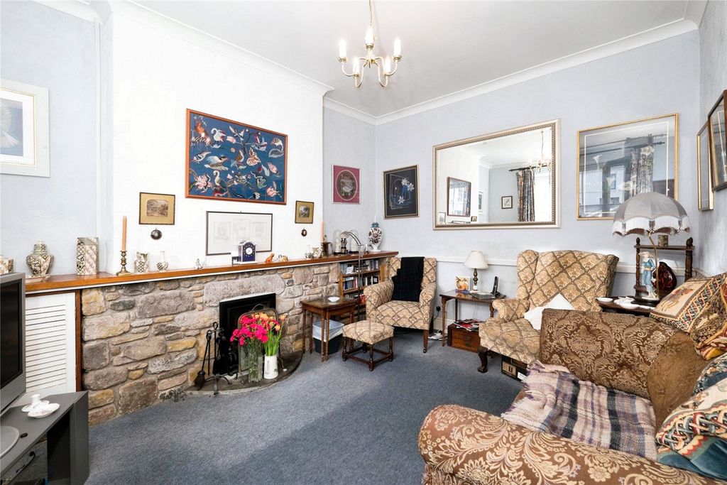 Property photo 3 of 16 Lounge