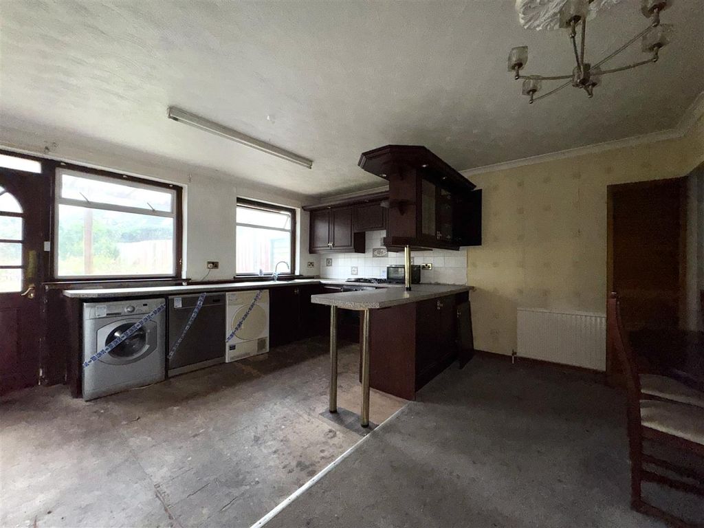 Property photo 3 of 6 Kitchen