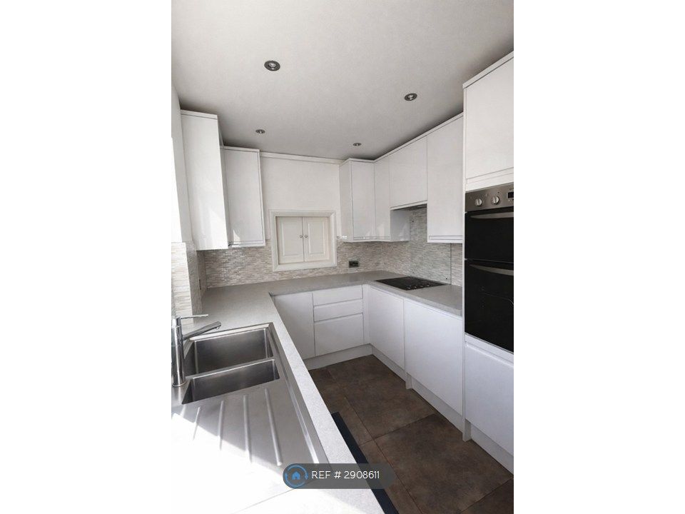 Property photo 3 of 9 Kitchen