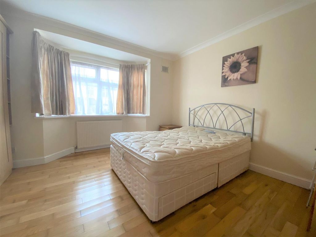 Property photo 2 of 5 Bedroom.Jpg