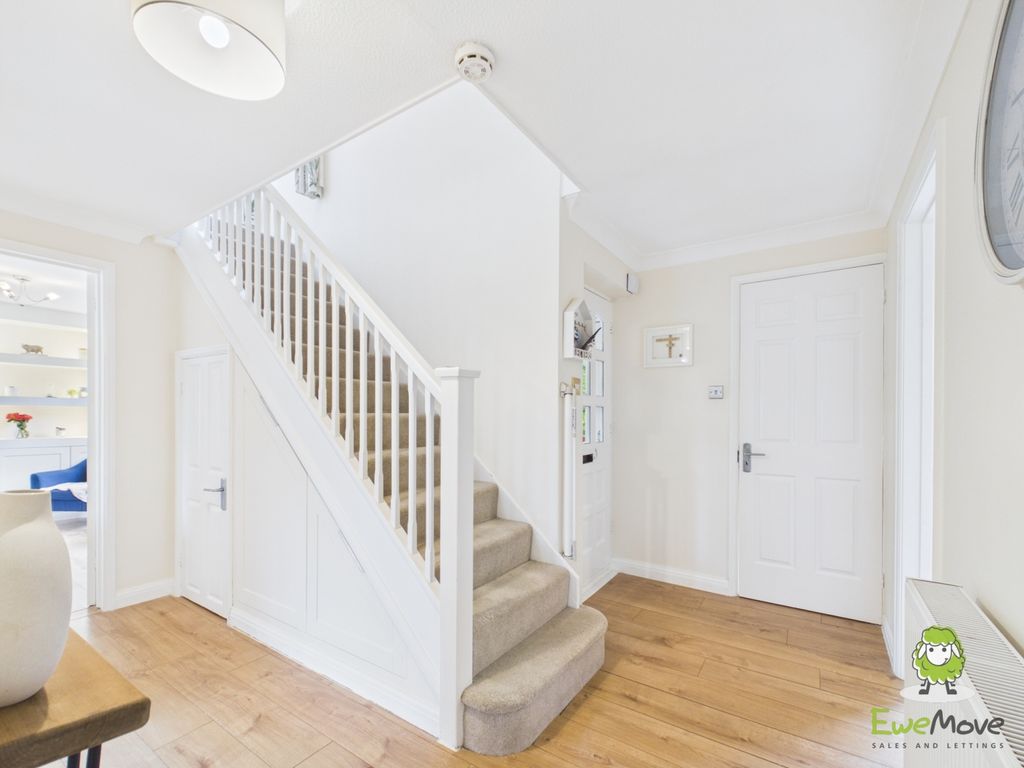 Property photo 2 of 26 Ewemove Estate Agents Basingstoke - Fennel Close