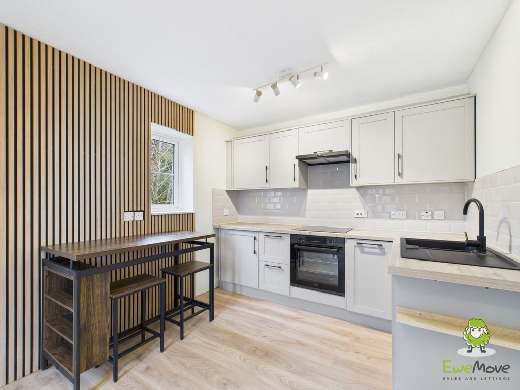 Property photo 2 of 14 Ewemove Estate Agents Basingstoke - Gander Drive -