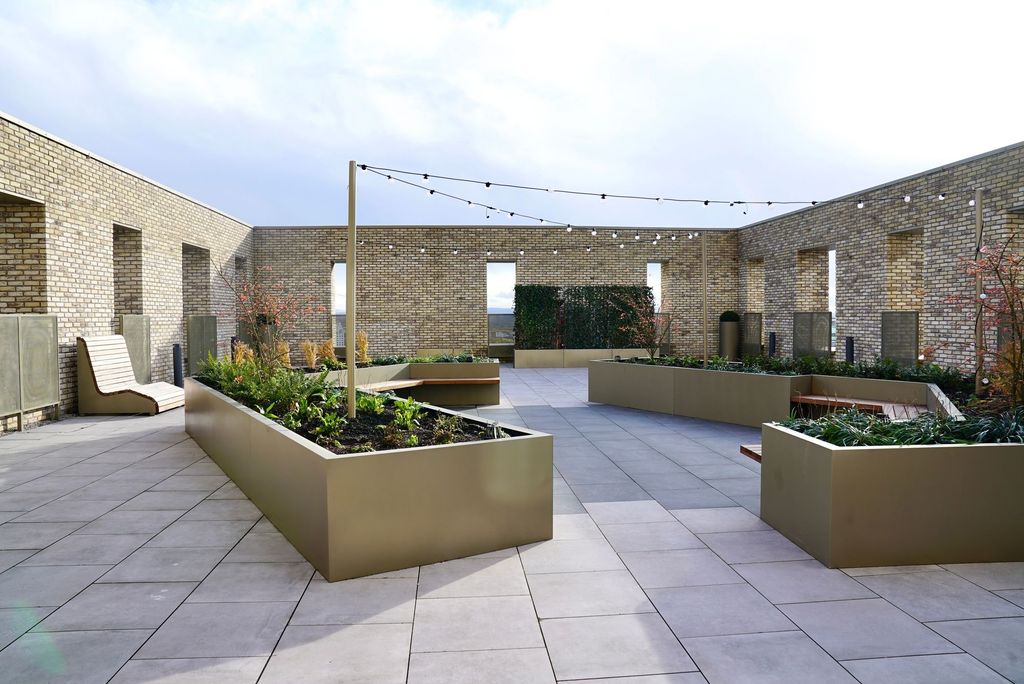Property photo 2 of 12 A Modern, Spacious Rooftop Garden With Clean Tiled...