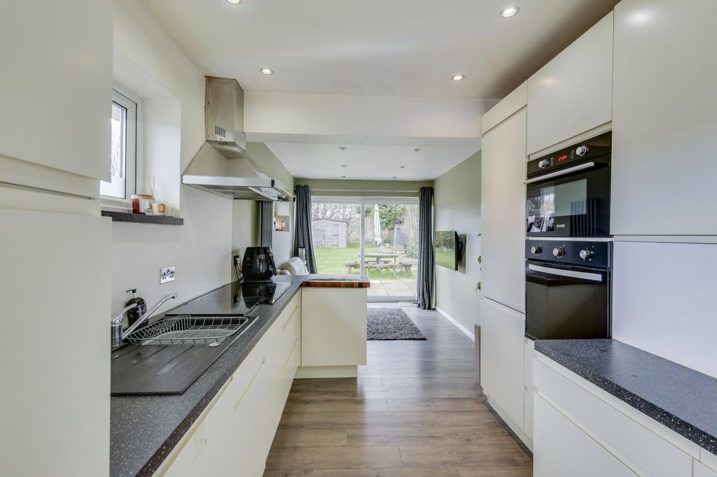 Property photo 2 of 19 Picture No. 24