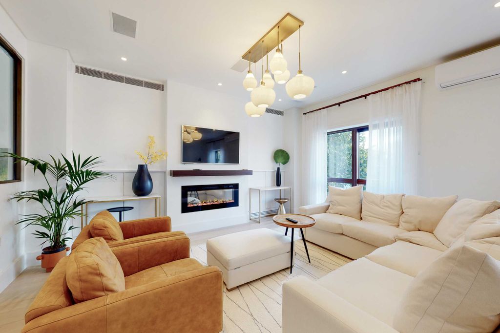 Property photo 2 of 20 Photo