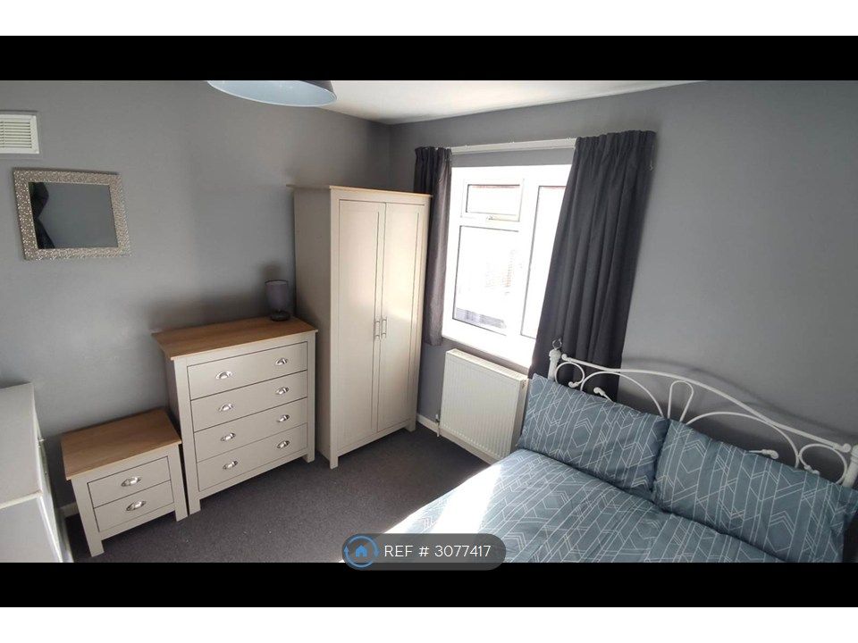 Property photo 3 of 9 Double Room To Rent In Crawley Town Center