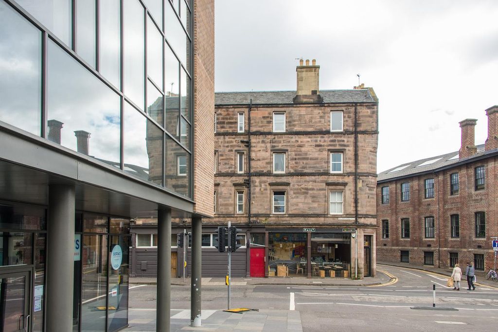 Property photo 1 of 34 Neighbourhood