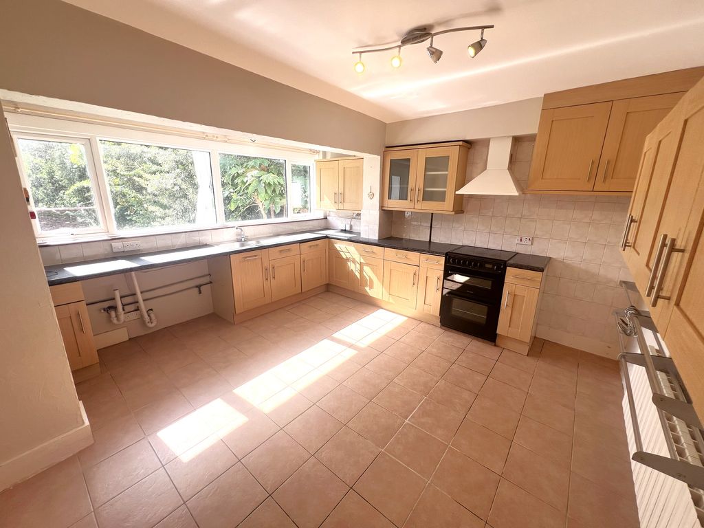 Property photo 2 of 11 Kitchen