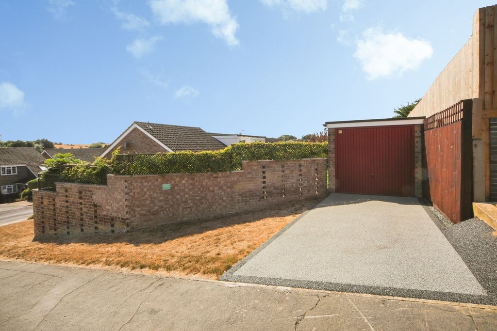 Property photo 2 of 18 Garage