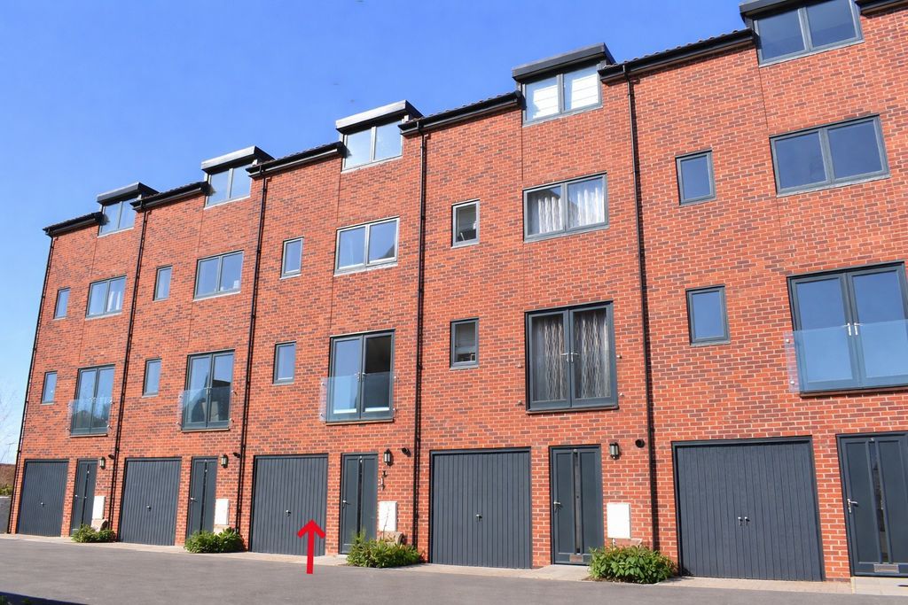 Property photo 1 of 17 Photo 18