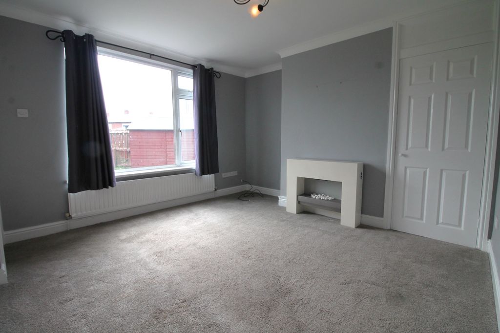 Property photo 2 of 13 Living Room (1)