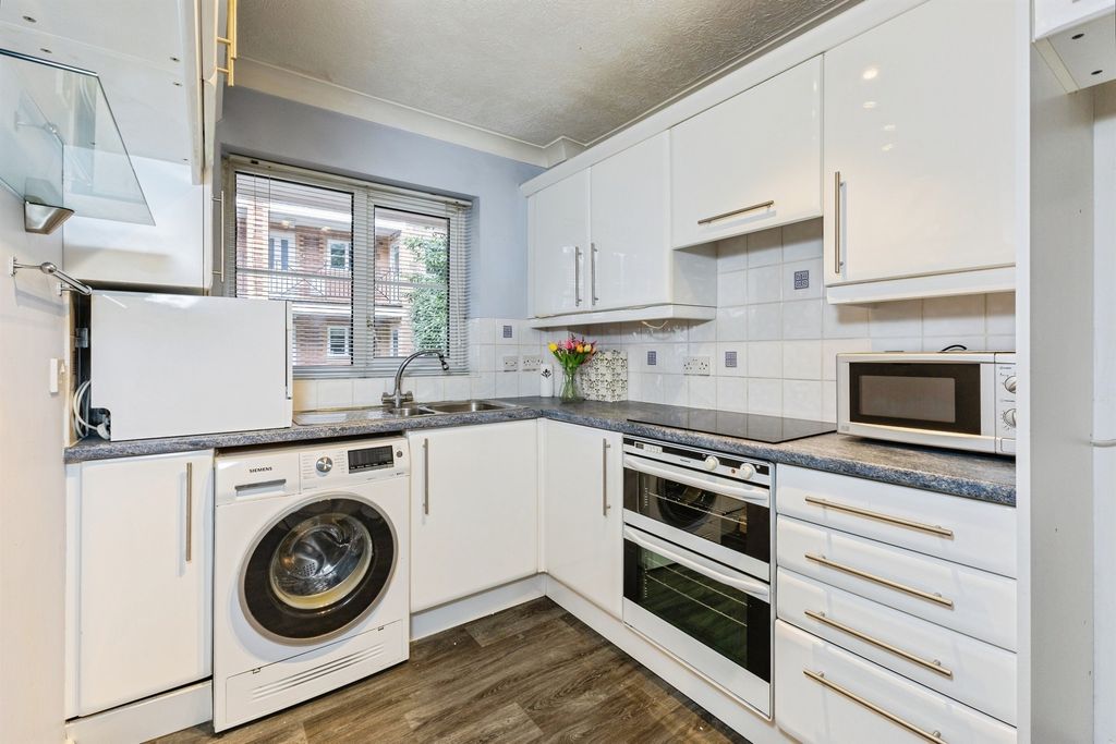 Property photo 2 of 21