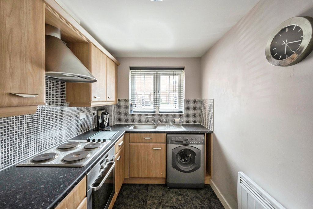 Property photo 3 of 11 Kitchen