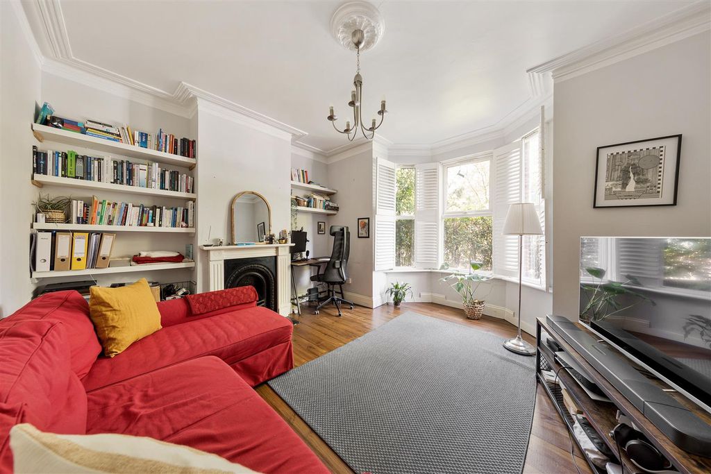 Property photo 2 of 25 Markhouse Road, E17