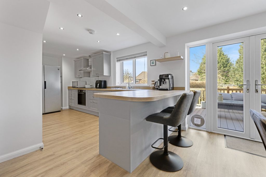 Property photo 2 of 32